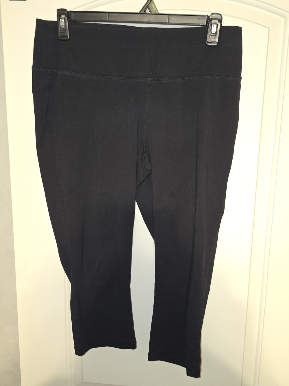 Livi Black Women's Stretch Pull-On Capri Leggings